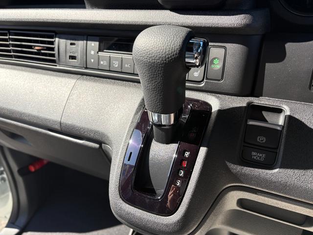 N-BOXカスタム ターボコーディネートスタイル 届出済未使用車 4WD ターボ 2トーン 8インチナビ Bカメラ 15インチ専用AW レザーシート シートヒーター USB 両側パワスラ クルコン ミラーヒーター コーナーセンサー パドルシフト(42枚目)