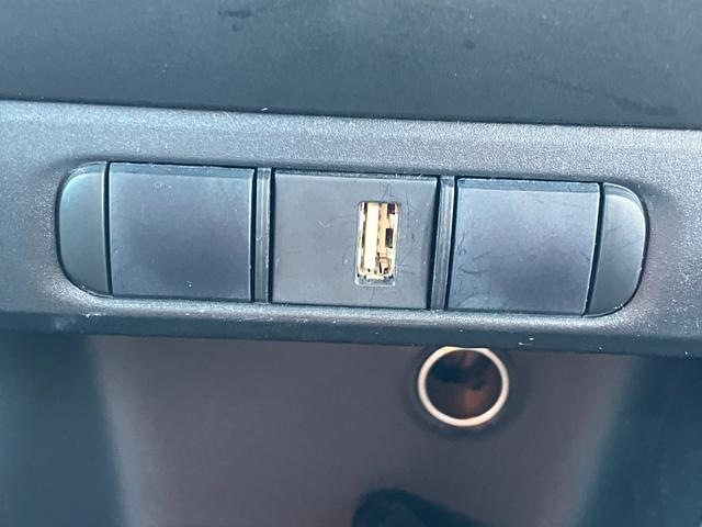 �i�r��o�b�N�J�������ȃ��j�^�[�A�h���C�u���R�[�_�[�Ƃ������d�ٕi��V�[�g�J�o�[�Ƀ^�C�����A���~�z�C�[���܂ŁA���t�������I�v�V�����i�����[�ԑO�ɂ���t��������N���W�b�g�Ɋ܂ނ��Ƃ��\�ł���