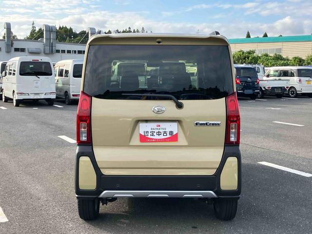 タント ファンクロスターボ LEDヘッドライト/両側電動スライドドア/コーナーセンサー/アイドリングストップ/衝突回避支援システム/横滑り防止装置/オートエアコン/アルミホイール/キーフリーシステム/電動格納ミラー/オートライト(24枚目)