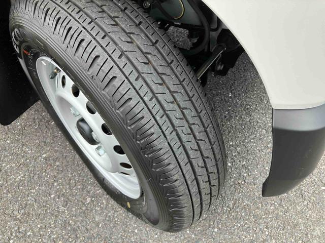 ハイゼットカーゴ ＤＸ　オートライト／衝突回避支援システム／オートハイビーム／横滑り防止装置／コーナーセンサー／スペアタイヤ／ＡＭ・ＦＭラジオ／マニュアルエアコン／アイドリングストップ／キーレス／オーバーヘッドシェルフ（12枚目）