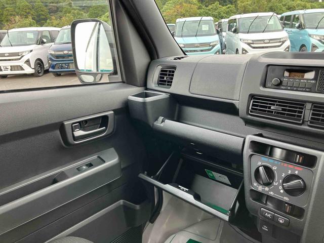 ハイゼットカーゴ ＤＸ　オートライト／衝突回避支援システム／オートハイビーム／横滑り防止装置／コーナーセンサー／スペアタイヤ／ＡＭ・ＦＭラジオ／マニュアルエアコン／アイドリングストップ／キーレス／オーバーヘッドシェルフ（27枚目）