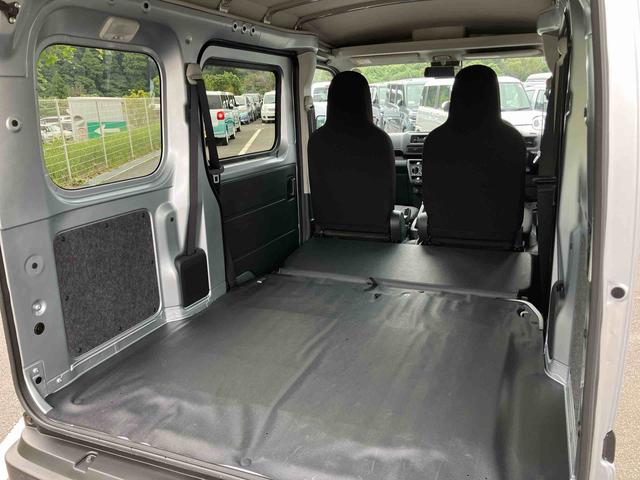 ハイゼットカーゴ DX オートライト/衝突回避支援システム/オートハイビーム/横滑り防止装置/コーナーセンサー/スペアタイヤ/AM・FMラジオ/マニュアルエアコン/アイドリングストップ/キーレス/オーバーヘッドシェルフ(3枚目)