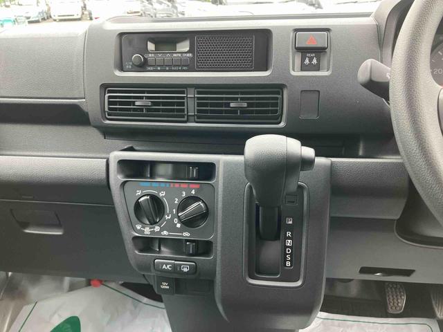 ハイゼットカーゴ DX オートライト/衝突回避支援システム/オートハイビーム/横滑り防止装置/コーナーセンサー/スペアタイヤ/AM・FMラジオ/マニュアルエアコン/アイドリングストップ/キーレス/オーバーヘッドシェルフ(28枚目)