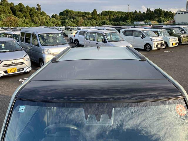 タフト Ｇターボ　ダーククロムベンチャー　前後ダークガーニッシュ　ガラスルーフ　ルーフレール　１５インチアルミ　ＬＥＤヘッドライト＆フォグランプ　バックカメラ　シートヒーター　電動駐車ブレーキ　自動追従クルコン　衝突被害軽減ブレーキ（5枚目）