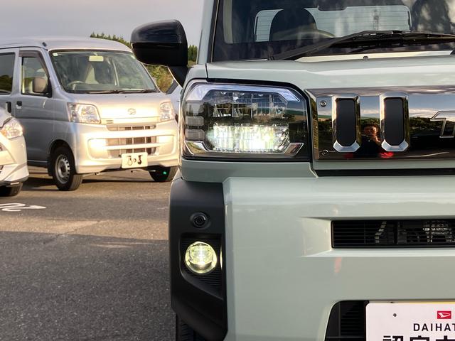 タフト Ｇターボ　ダーククロムベンチャー　前後ダークガーニッシュ　ガラスルーフ　ルーフレール　１５インチアルミ　ＬＥＤヘッドライト＆フォグランプ　バックカメラ　シートヒーター　電動駐車ブレーキ　自動追従クルコン　衝突被害軽減ブレーキ（6枚目）