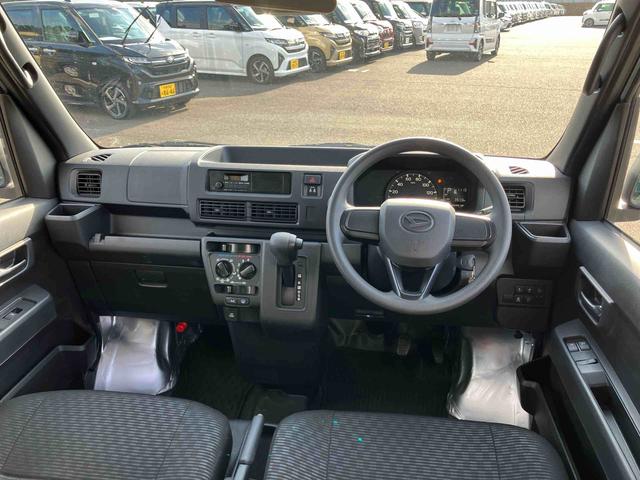 ハイゼットカーゴ ＤＸ　衝突被害軽減ブレーキ　コーナーセンサー　オートライト　プライバシーガラス　フロントパワーウィンドウ　オーバーヘッドシェルフ　スピーカー一体型ＡＭ・ＦＭラジオ　キーレスエントリー　アイドリングストップ（6枚目）
