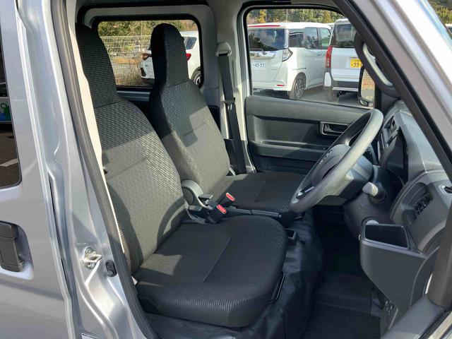 ハイゼットカーゴ ＤＸ　衝突被害軽減ブレーキ　コーナーセンサー　オートライト　プライバシーガラス　フロントパワーウィンドウ　オーバーヘッドシェルフ　スピーカー一体型ＡＭ・ＦＭラジオ　キーレスエントリー　アイドリングストップ（8枚目）