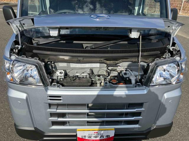 ハイゼットカーゴ ＤＸ　衝突被害軽減ブレーキ　コーナーセンサー　オートライト　プライバシーガラス　フロントパワーウィンドウ　オーバーヘッドシェルフ　スピーカー一体型ＡＭ・ＦＭラジオ　キーレスエントリー　アイドリングストップ（16枚目）