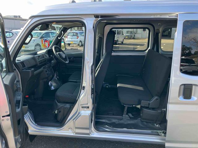 ハイゼットカーゴ ＤＸ　衝突被害軽減ブレーキ　コーナーセンサー　オートライト　プライバシーガラス　フロントパワーウィンドウ　オーバーヘッドシェルフ　スピーカー一体型ＡＭ・ＦＭラジオ　キーレスエントリー　アイドリングストップ（27枚目）
