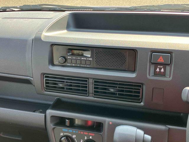 ハイゼットカーゴ ＤＸ　衝突被害軽減ブレーキ　コーナーセンサー　オートライト　プライバシーガラス　フロントパワーウィンドウ　オーバーヘッドシェルフ　スピーカー一体型ＡＭ・ＦＭラジオ　キーレスエントリー　アイドリングストップ（30枚目）