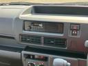 ＤＸ　衝突被害軽減ブレーキ　コーナーセンサー　オートライト　プライバシーガラス　フロントパワーウィンドウ　オーバーヘッドシェルフ　スピーカー一体型ＡＭ・ＦＭラジオ　キーレスエントリー　アイドリングストップ（30枚目）