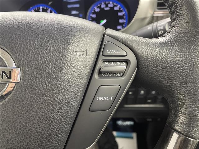 エルグランド 250ハイウェイスターSホワイトレザーアーバンクロム 純正ナビ 後席モニター 両側パワースライドドア パワーバックドア ホワイトレザーシート シートヒーター 助手席/2列目オットマン クルーズコントロール アラウンドビューモニター LEDヘッドライト(5枚目)