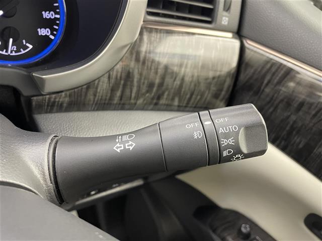 エルグランド 250ハイウェイスターSホワイトレザーアーバンクロム 純正ナビ 後席モニター 両側パワースライドドア パワーバックドア ホワイトレザーシート シートヒーター 助手席/2列目オットマン クルーズコントロール アラウンドビューモニター LEDヘッドライト(11枚目)