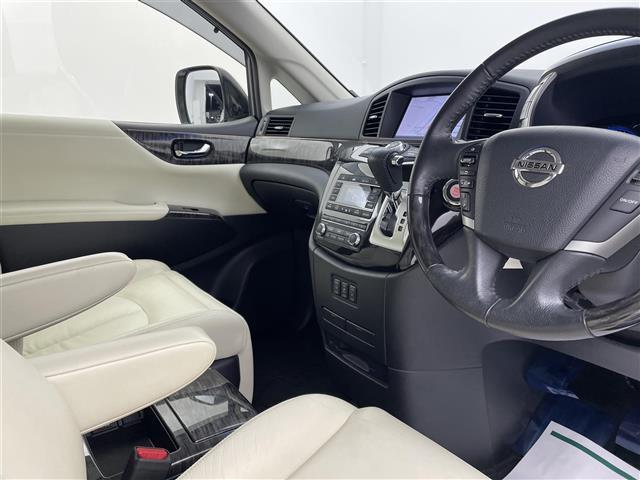 エルグランド 250ハイウェイスターSホワイトレザーアーバンクロム 純正ナビ 後席モニター 両側パワースライドドア パワーバックドア ホワイトレザーシート シートヒーター 助手席/2列目オットマン クルーズコントロール アラウンドビューモニター LEDヘッドライト(20枚目)