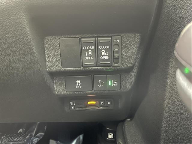 フリード クロスター・ホンダセンシング 純正9型ナビ 両側パワースライドドア アダプティブクルーズコントロール 衝突軽減ブレーキ レーンキープアシスト 専用コンビシート バックモニター LEDヘッドライト ルーフレール フルセグTV 禁煙車(16枚目)