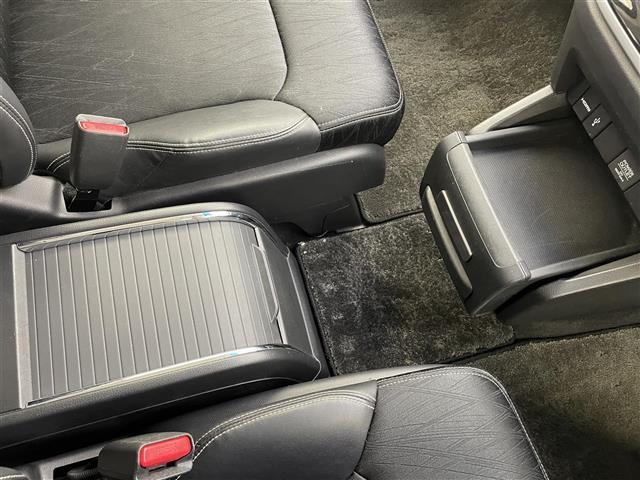 オデッセイ アブソルート・EXホンダセンシング 純正ナビ 後席モニター 全周囲カメラ 両側パワースライドドア アダプティブクルーズ 衝突軽減ブレーキ レーンキープアシスト 誤発進抑制機能 LEDヘッド BSM 大型アームレスト パワーシート 禁煙車(20枚目)