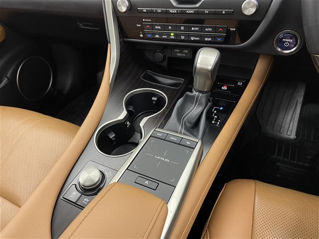 ＲＸ ＲＸ４５０ｈ　バージョンＬ　４ＷＤ　パノラマルーフ　全周囲カメラ　三眼ＬＥＤヘッド　ＢＳＭ　ＨＵＤ　１００Ｖ電源　後席電動格納　前後席シートヒーター　ステアリングヒーター　パワーバックドア　追従クルーズ　純正ＥＧスターター　禁煙（17枚目）