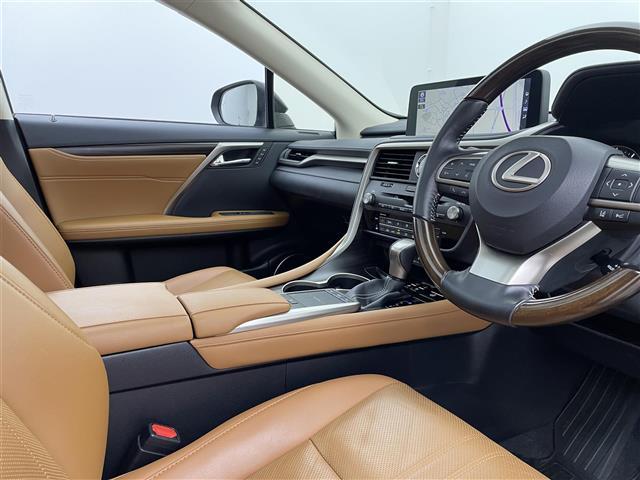 ＲＸ ＲＸ４５０ｈ　バージョンＬ　４ＷＤ　パノラマルーフ　全周囲カメラ　三眼ＬＥＤヘッド　ＢＳＭ　ＨＵＤ　１００Ｖ電源　後席電動格納　前後席シートヒーター　ステアリングヒーター　パワーバックドア　追従クルーズ　純正ＥＧスターター　禁煙（22枚目）