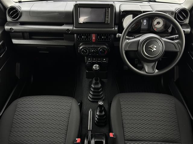 ジムニー XG 届け出済未使用車 ナビ 衝突軽減システム レーンアシスト ダウンヒルアシストコントロール アイドリングストップ 横滑り防止 ヘッドライトレベライザー リモコンキー 背面タイヤ サイドバイザー 禁煙車(2枚目)