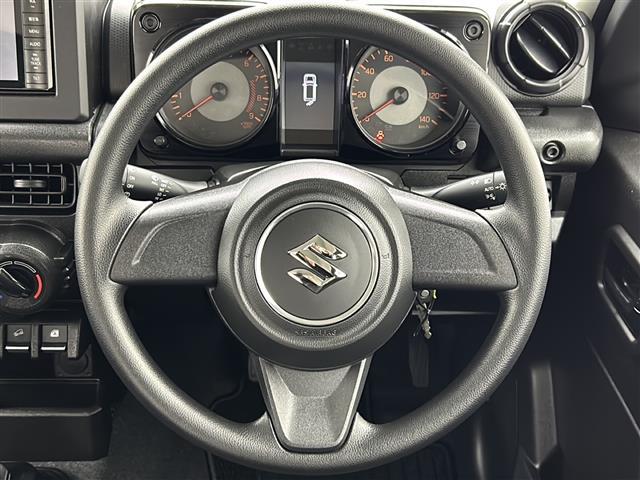 ジムニー XG 届け出済未使用車 ナビ 衝突軽減システム レーンアシスト ダウンヒルアシストコントロール アイドリングストップ 横滑り防止 ヘッドライトレベライザー リモコンキー 背面タイヤ サイドバイザー 禁煙車(7枚目)