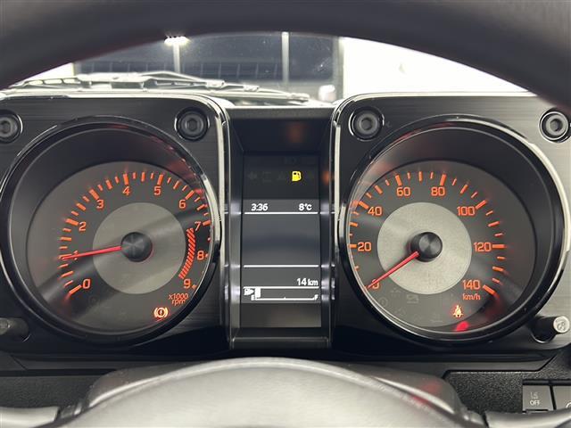 ジムニー XG 届け出済未使用車 ナビ 衝突軽減システム レーンアシスト ダウンヒルアシストコントロール アイドリングストップ 横滑り防止 ヘッドライトレベライザー リモコンキー 背面タイヤ サイドバイザー 禁煙車(10枚目)