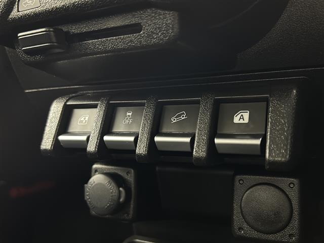 ジムニー XG 届け出済未使用車 ナビ 衝突軽減システム レーンアシスト ダウンヒルアシストコントロール アイドリングストップ 横滑り防止 ヘッドライトレベライザー リモコンキー 背面タイヤ サイドバイザー 禁煙車(15枚目)