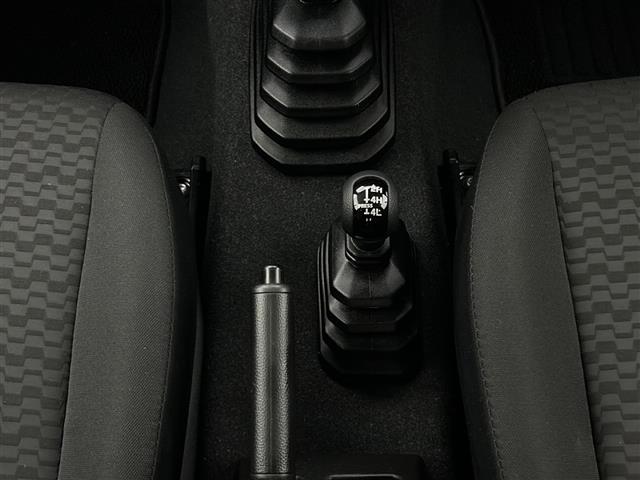 ジムニー XG 届け出済未使用車 ナビ 衝突軽減システム レーンアシスト ダウンヒルアシストコントロール アイドリングストップ 横滑り防止 ヘッドライトレベライザー リモコンキー 背面タイヤ サイドバイザー 禁煙車(18枚目)