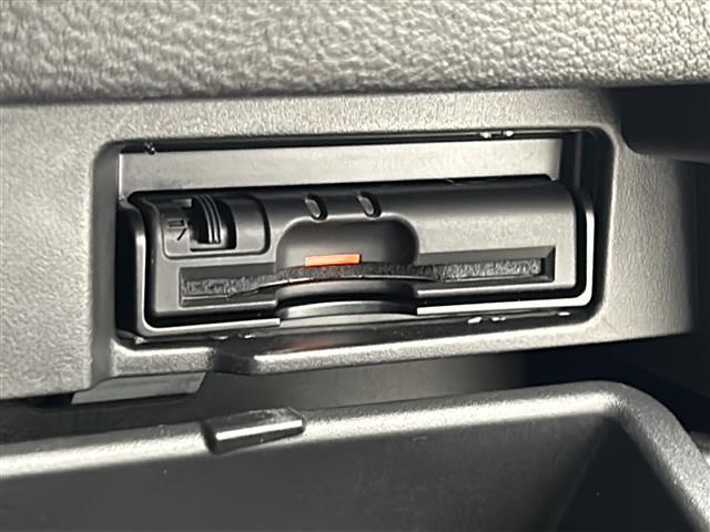 セレナ ライダー　オーテック　３０ｔｈ　ワンオーナー　純正９インチナビ：ＭＭ５１６Ｄ－Ｌ　Ｂｌｕｅｔｏｏｔｈ／フルセグＴＶ／ＣＤ／ＤＶＤ／ＡＭ／ＦＭ／ＨＤＭＩ　全方位カメラ　プロパイロット　フリップダウンモニター　スマートルームミラー（18枚目）