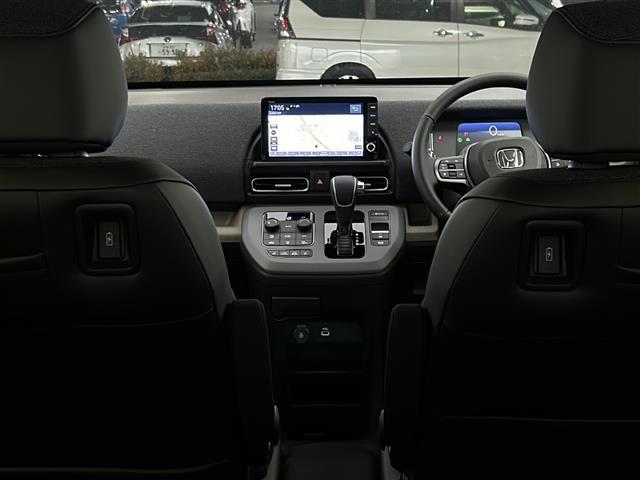 フリード ｅ：ＨＥＶエアー　ＥＸ　純正９インチナビ：ＬＸＭ－２４２ＺＦＮＩ（Ｂｌｕｅｔｏｏｔｈ／Ａｐｐｌｅ　ＣａｒＰｌａｙ／ＴＶ／Ａｎｄｒｏｉｄ　Ａｕｔｏ）　全方位カメラ　前席シートヒーター　両側パワースライドドア　レーダクルコン（5枚目）