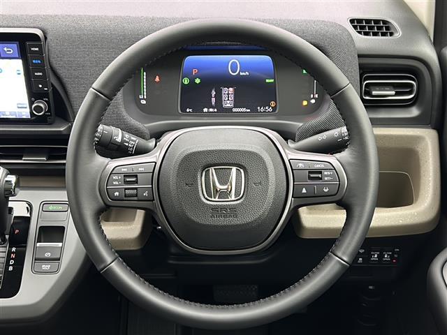 フリード ｅ：ＨＥＶエアー　ＥＸ　純正９インチナビ：ＬＸＭ－２４２ＺＦＮＩ（Ｂｌｕｅｔｏｏｔｈ／Ａｐｐｌｅ　ＣａｒＰｌａｙ／ＴＶ／Ａｎｄｒｏｉｄ　Ａｕｔｏ）　全方位カメラ　前席シートヒーター　両側パワースライドドア　レーダクルコン（6枚目）