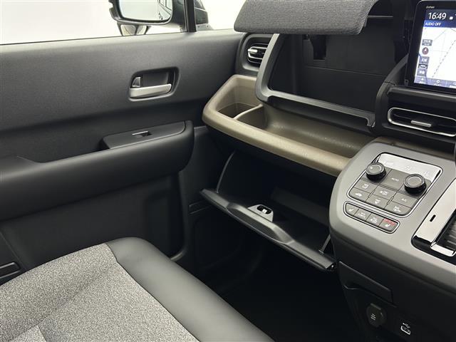 フリード ｅ：ＨＥＶエアー　ＥＸ　純正９インチナビ：ＬＸＭ－２４２ＺＦＮＩ（Ｂｌｕｅｔｏｏｔｈ／Ａｐｐｌｅ　ＣａｒＰｌａｙ／ＴＶ／Ａｎｄｒｏｉｄ　Ａｕｔｏ）　全方位カメラ　前席シートヒーター　両側パワースライドドア　レーダクルコン（27枚目）