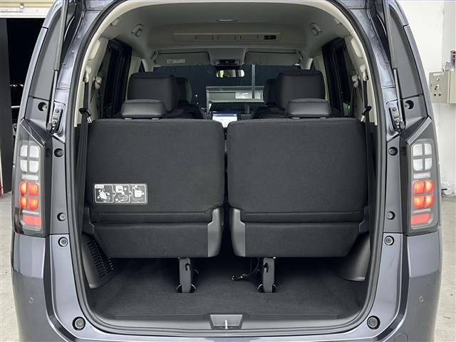 フリード ｅ：ＨＥＶエアー　ＥＸ　純正９インチナビ：ＬＸＭ－２４２ＺＦＮＩ（Ｂｌｕｅｔｏｏｔｈ／Ａｐｐｌｅ　ＣａｒＰｌａｙ／ＴＶ／Ａｎｄｒｏｉｄ　Ａｕｔｏ）　全方位カメラ　前席シートヒーター　両側パワースライドドア　レーダクルコン（29枚目）