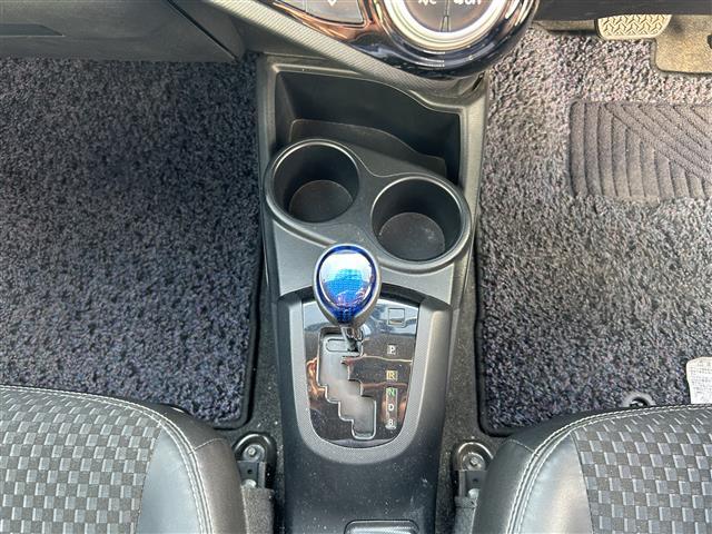 アクア X-アーバン 禁煙車 AM FM CD USB AUX ETC LEDヘッドライト オートライト 純正フロアマット 純正16インチアルミホイール ハーフレザーシート(4枚目)