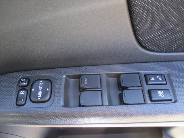 ステラ カスタムＲリミテッド　車検整備付き　ナビ　Ｂｌｕｅｔｏｏｔｈオーディオ再生接続　ＣＤ　ＤＶＤ　ＥＴＣ　ＨＩＤヘッドライト　フォグランプ　スマートキー　１４インチアルミ　ドアバイザー　プライバシーガラス　リアスポイラー（11枚目）