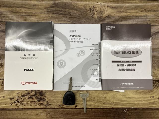 パッソ X S アルミホイール 衝突回避支援システム 整備記録簿 バックモニター ドライブレコーダー 1セグTV キーフリーシステム ETC付 デュアルエアバック メモリナビ AUX接続 iストップ ESC 1オナ(20枚目)