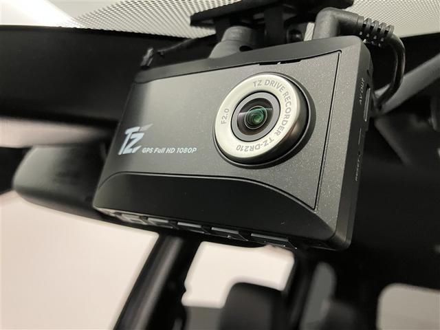 ヴォクシー ハイブリッドＳ－Ｚ　パワーウィンドウ　ＤＶＤ再生機能　インテリキー　横滑防止装置　地デジＴＶ　アクティブクルーズコントロール　１オナ　フルオートエアコン　リアカメラ　エアバッグ　ＡＢＳ　１００Ｖ充電　ナビＴＶ　ＷＡＣ（13枚目）