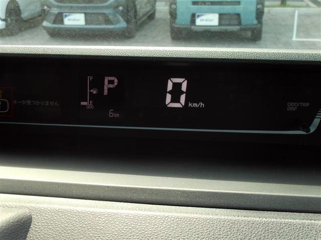 スタイリッシュなデザインのインパネ。各操作スイッチは使いやすい位置に配置されてます。