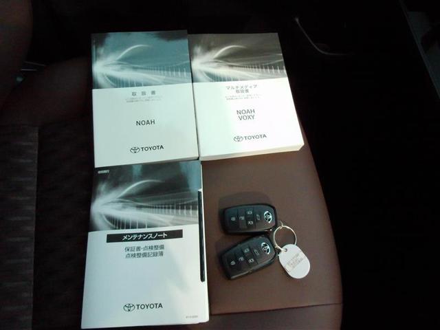 車両の取り扱い説明書とメンテナンスノートとナビゲーションの取り扱い説明書は共に揃っております。鍵２つ付きです。