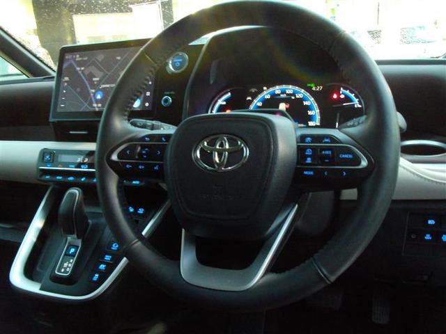 ステアリングスイッチ付き。前方から目を離すことなく操作することが可能です。更にステアリングヒーター付きです。