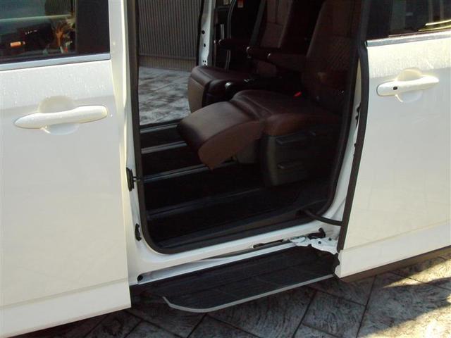 助手席側スライドドアに乗り降りのし易いステップ付き。