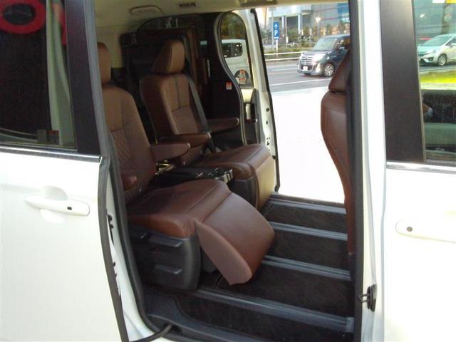 ３列目を倒せば２列目はロングスライドが出来ます。オットマンも付いているので、足も伸ばせてゆったりと出来ます。