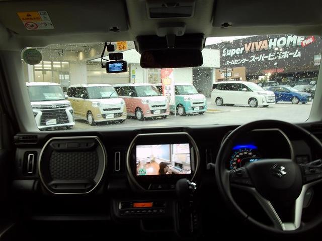 見通しのよいすっきりとした視界で、運転のしやすさは疲れにくさにも繋がりますよ♪前後ドラレコ付き。