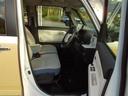ベンチシートですので、運転席から乗って助手席から降りる事が可能です。狭い場所でも乗り降りに便利です。