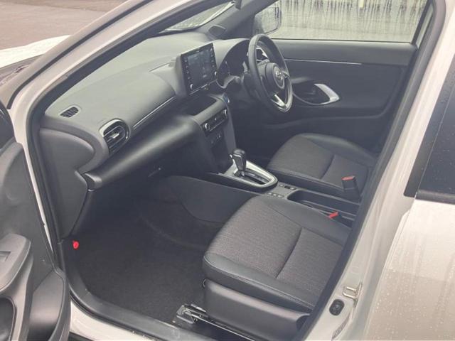 ヤリスクロス ハイブリッドＺ　ディスプレイオーディオ８インチ／トヨタセーフティセンス／シートヒーター　前席／パノラミックビューモニター／車線逸脱防止支援システム／シート　ハーフレザー／パーキングアシスト　自動操舵　全周囲カメラ（6枚目）