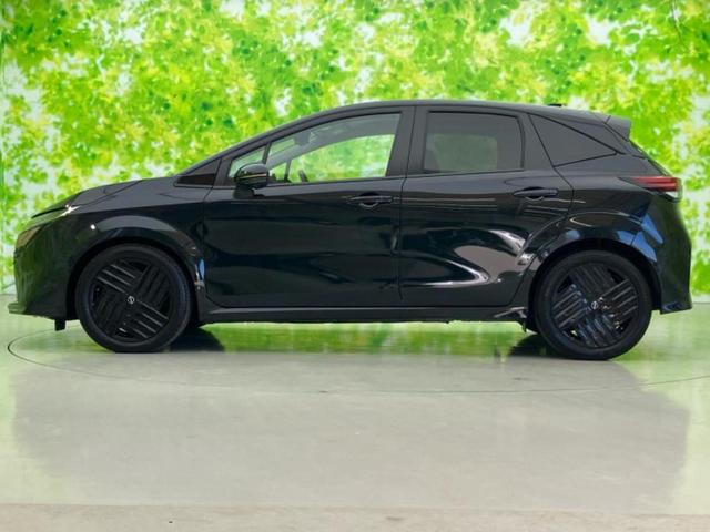 オーラ Ｇ９０シュウネンキネンシャ　ＢＯＳＥ／保証書／純正　９インチ　メモリーナビ／インテリジェントルームミラー／エマージェンシーブレーキ／シートヒーター　前席／アラウンドビューモニター／車線逸脱防止支援システム／シート　フルレザー（2枚目）