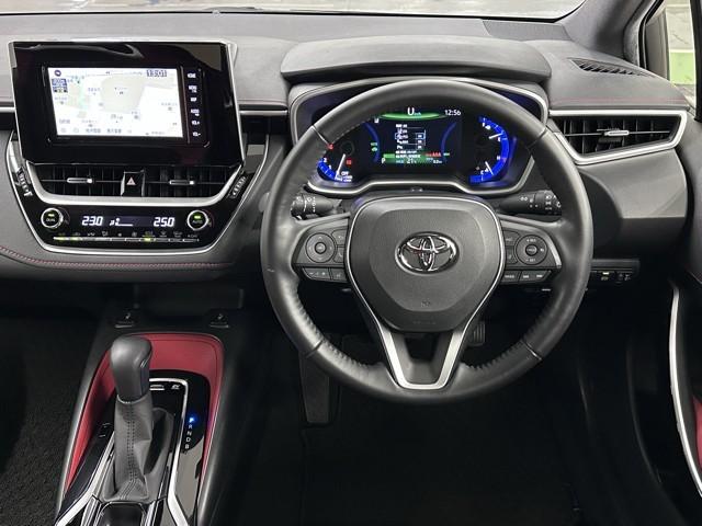 シックな色使いの運転席周りですね。すっきりとしたデザインで上品な色使いです。居心地の良い運転席、長く座ってられるリラックスできるデザインがいいですね。