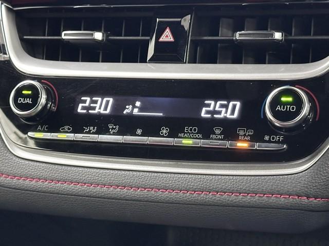 オートエアコン付きなので一度、気温を設定すれば自動的に過ごし易い温度に調整してくれますよ。 車内をいつでも快適空間にしてくれます。