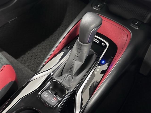 操作しやすいATシフトです。 シフトチェンジを気にしなくていいので運転だけに集中できますね。 自然と手に届くところにある、手になじむ形状のシフトノブがいいですね。