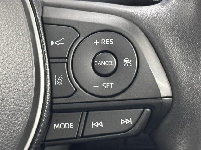 レーダークルーズコントロールです。 前の車との距離をレーダーで測り一定の車間距離に保ってくれますよ。詳細はスタッフまで。