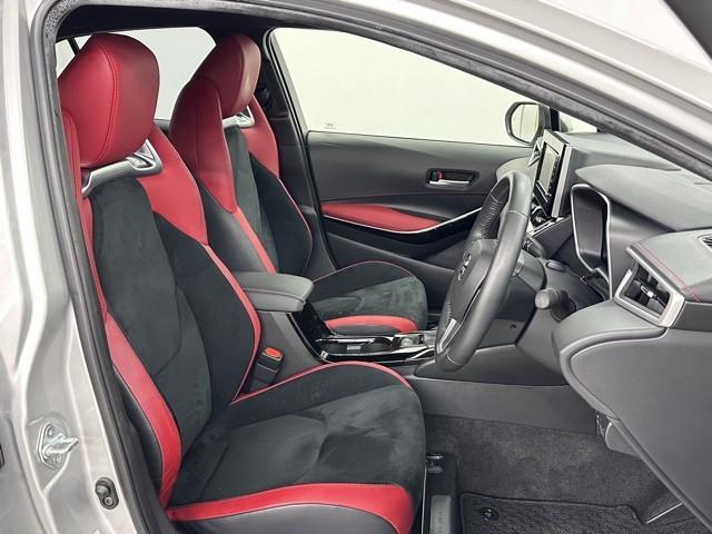 シンプルながらホールドの良いシートです。 しっかり、ホールドしてくれるシートの方が長く座っていても疲れにくいんですよ。